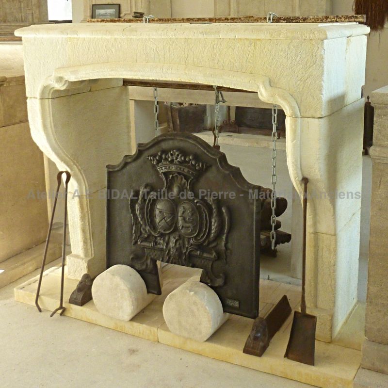 Cheminée Louis XIII en pierre d'Estaillades, une pierre naturelle présente dans le Lubéron.