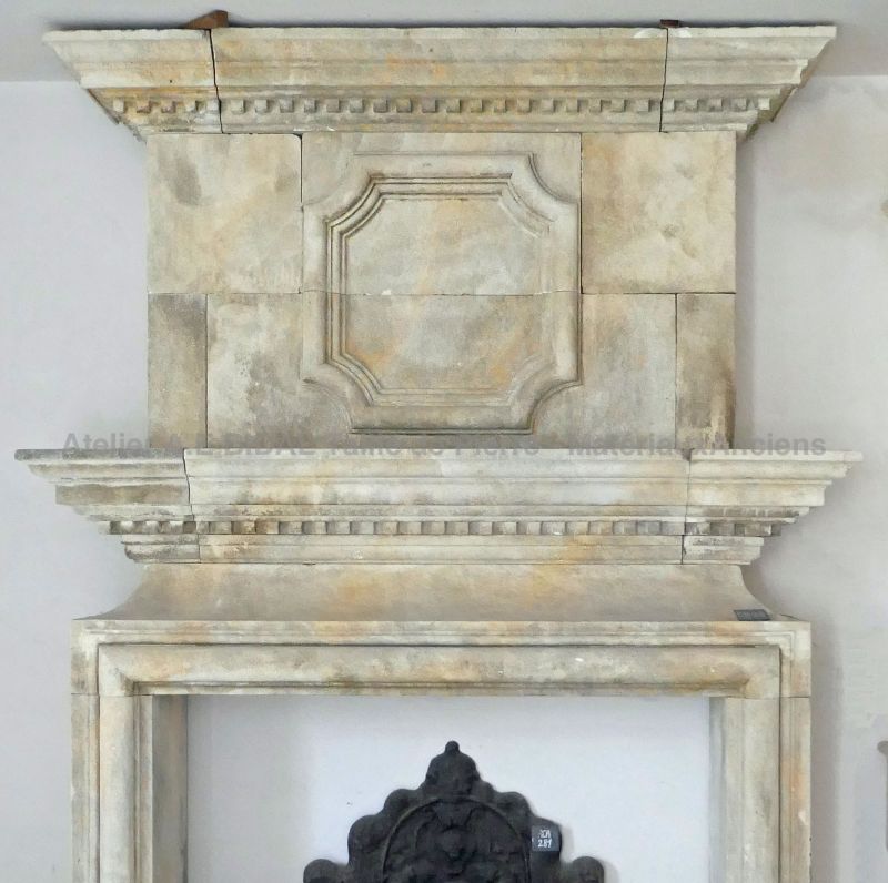 Fireplace in natural stone from Provence - Atelier Alain BIDAL (Provence)