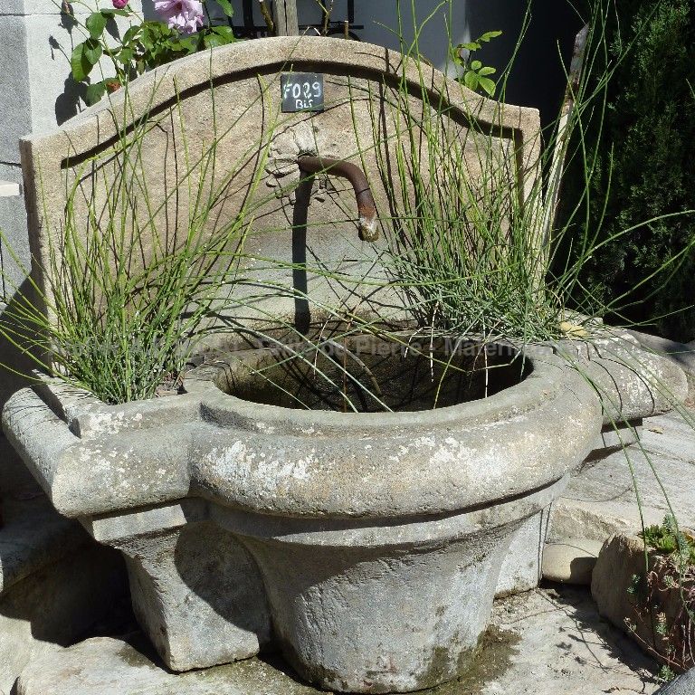 Fontaine murale de jardin - réalisation du maitre artisan tailleur de pierre Alain Bidal.