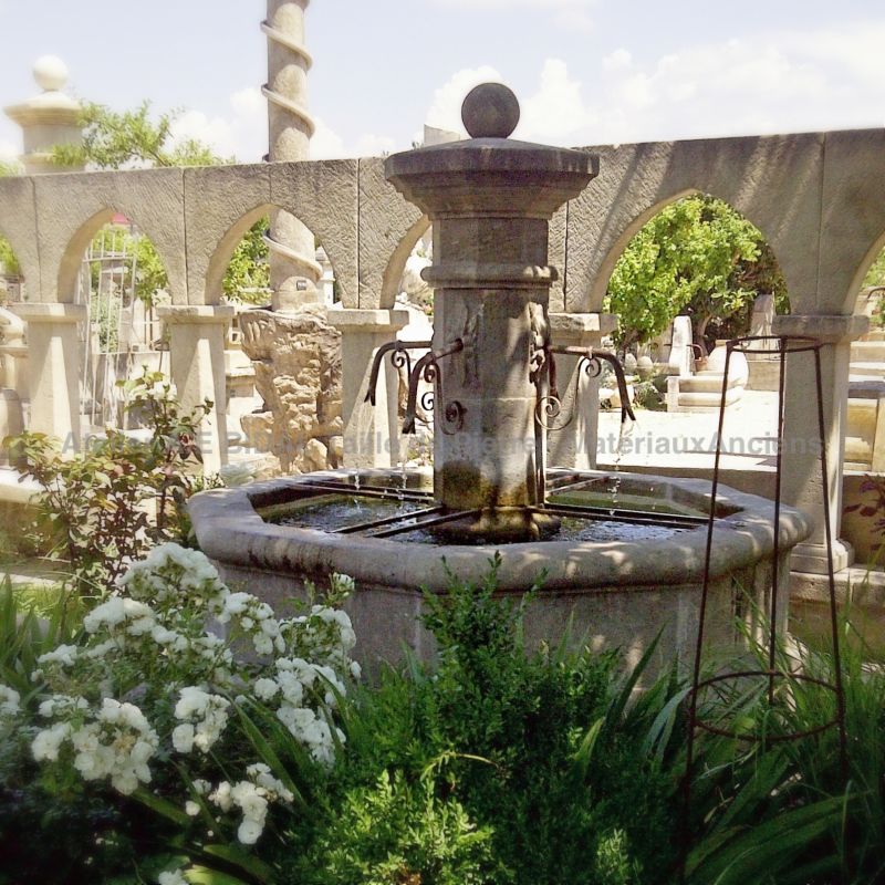 Large central fountain in French limestone for stylish outdoor landscaping !