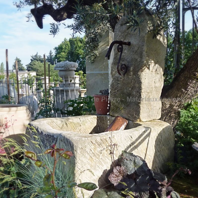 Fontaine de style rustique de jardin - Point d'eau extérieur en pierre de Provence - Atelier Alain BIDAL (Provence)