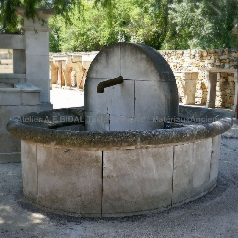 Garden fountain carved in natural stone  - Atelier Alain BIDAL (Provence)