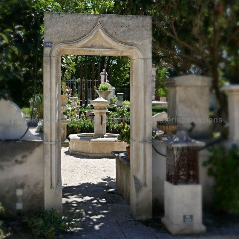 Gothic door frame carved in natural stone by Atelier Alain Bidal stone cutter in Isle on Sorgue