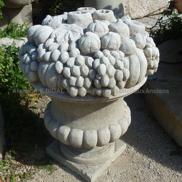 Vase en pierre avec fruits sculptés - un travail important de taille de la pierre