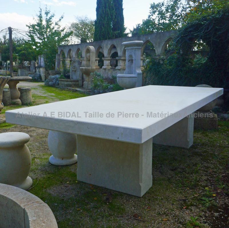 Mobilier de jardin : longue table en pierre - Atelier Alain BIDAL (Provence)
