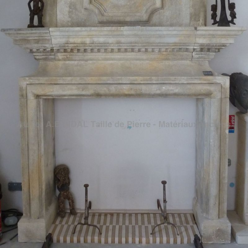 Louis XIII classic French mantelpiece in stone - Atelier Alain BIDAL (Provence)