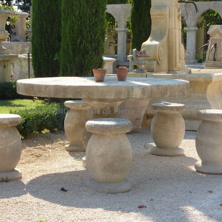 Table de jardin - Tabourets en pierre taillée assortis disponibles séparément - Atelier Alain BIDAL (Provence)