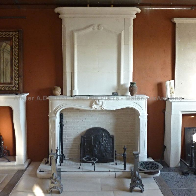 French Regency style fireplace in carved limestone - Atelier Alain BIDAL (Provence)