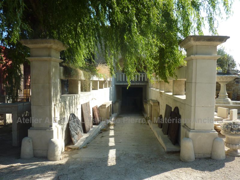 Aménagement extérieur de notre paire de piliers en taille de pierre - réalisation artisanale