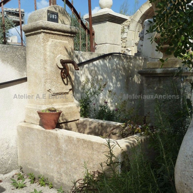 Garden fountain in natural stone - Atelier Alain BIDAL (Provence)