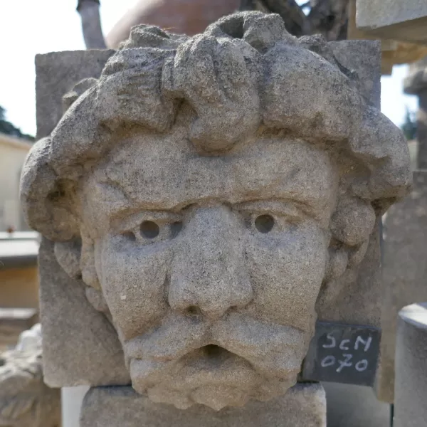 Sculpture en pierre : masque en pierre comme sortie d'eau de fontaine - Atelier Alain BIDAL (Provence)