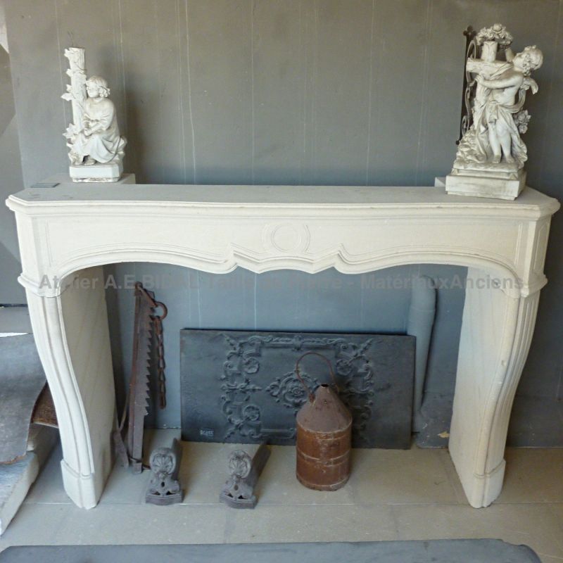 Voici notre cheminée en pierre inspirée par la période Louis XV/Louis XVI.