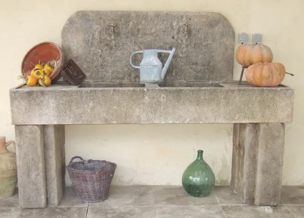 Quality outdoor kitchen in stone crafted in Provence by the stone cutter Alain Bidal