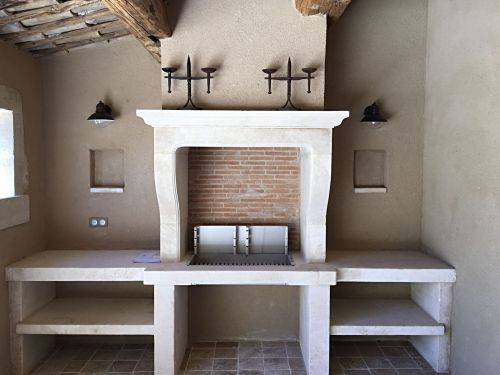 Pour aménager votre jardin avec un barbecue fixe d'extérieur en pierre de taille ǀ Confection sur mesure de BBQ en pierre.