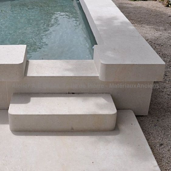 Réalisation sur mesure de margelle en pierre naturelle pour piscine par le tailleur de pierre Alain BIDAL