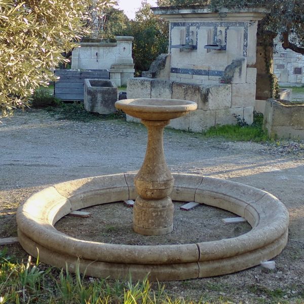 Petite stone fountain with shallow basin and overflowing bowl on pedestal - Atelier Alain BIDAL (Provence)