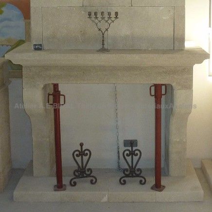 La cheminée provençale, un élément décoratif en pierre naturelle issue de carrières françaises - Atelier Alain BIDAL (Provence)