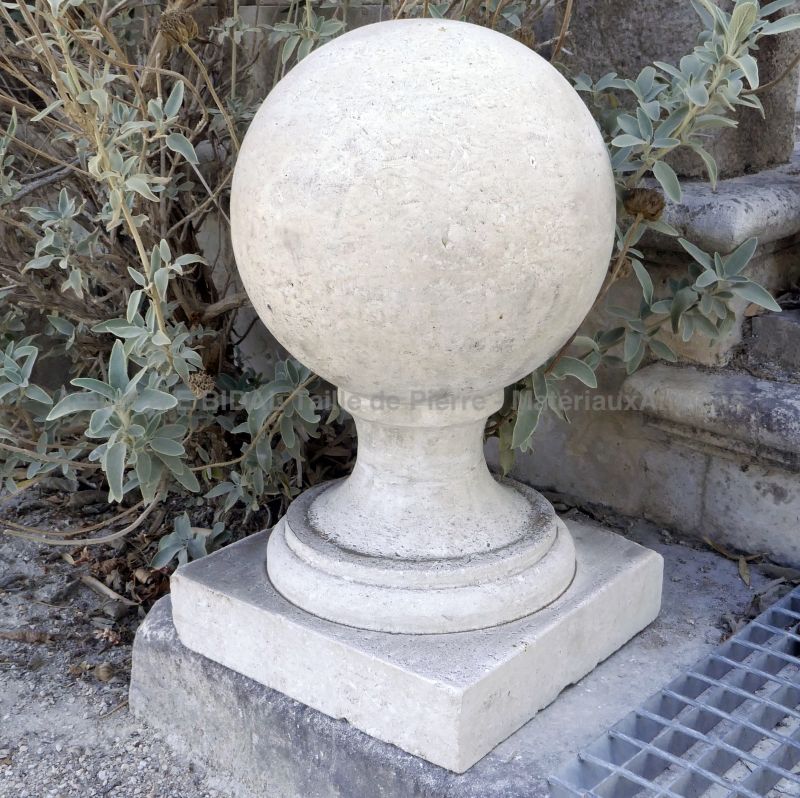 Boule sur socle carré en pierre d'Avy