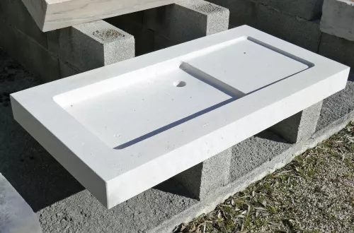 Évier en pierre naturelle pour cuisine - Fabrication artisanale et française de l'Atelier de taille de pierre Alain BIDAL.
