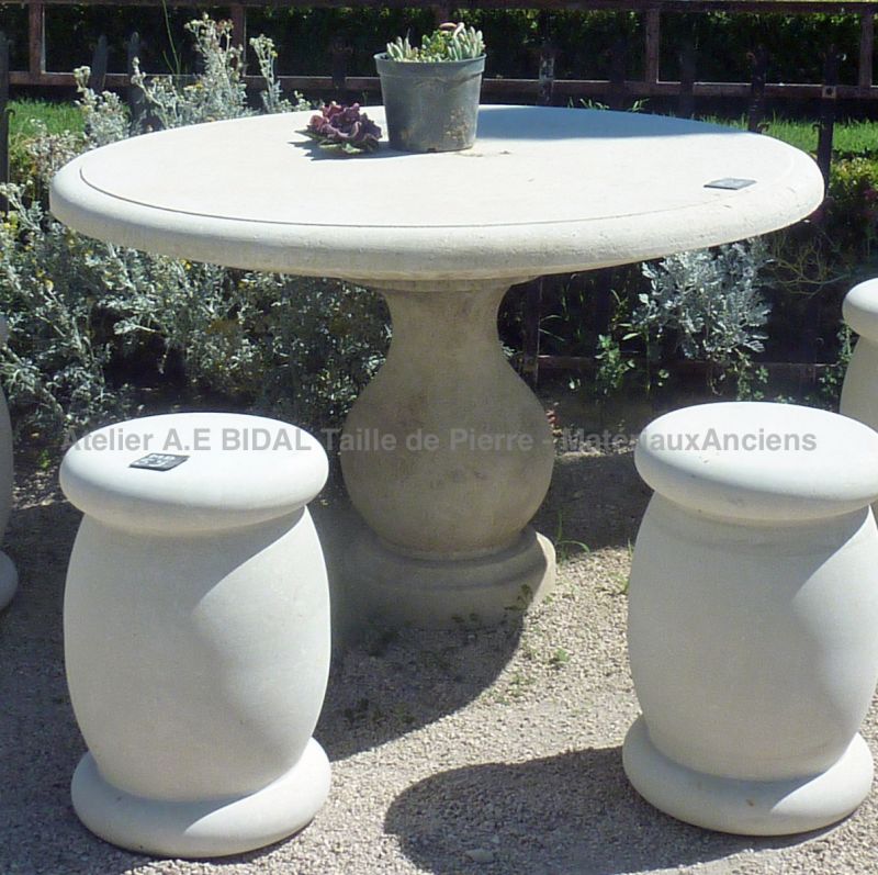 Table de jardin en pierre - mobilier artisanal pour extérieur du tailleur de pierre Alain BIDAL