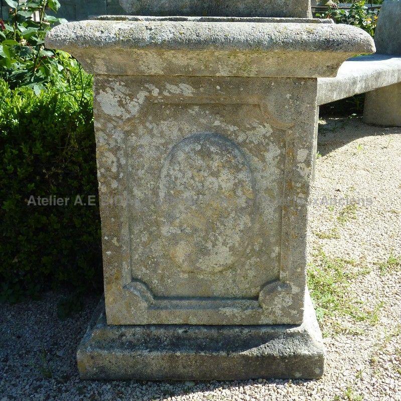 Socle en pierre de taille pour aménagement en extérieur.