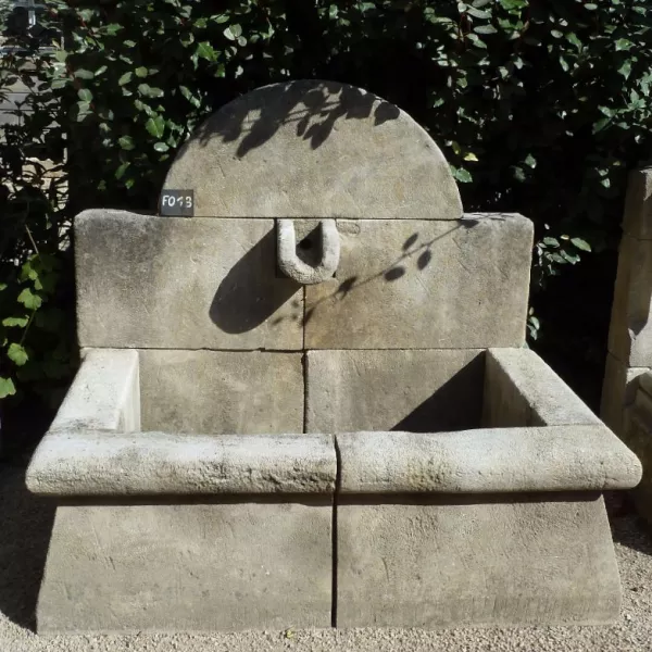 Fontaine de jardin en pierre naturelle | Fontaine de style rustique de l'atelier Alain BIDAL (Provence)