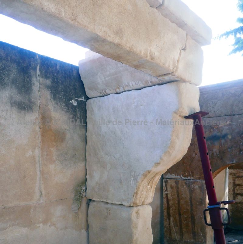 Cheminée provençale en pierre brute et patinée - Atelier Alain BIDAL (Provence)