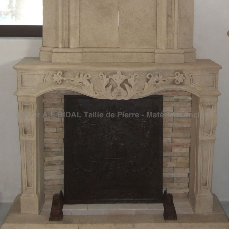 Cheminée Louis XIV de de réédition, élément de décoration en pierre taillée.
