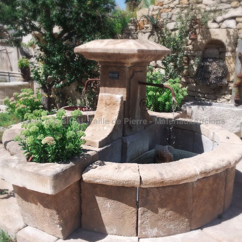 Central village fountain carved in quality white limestone - Atelier Alain BIDAL (Provence)