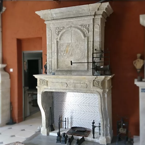 Cheminée de style Louis XIV en pierre d'Estaillades de Provence - Atelier Alain BIDAL (Provence)
