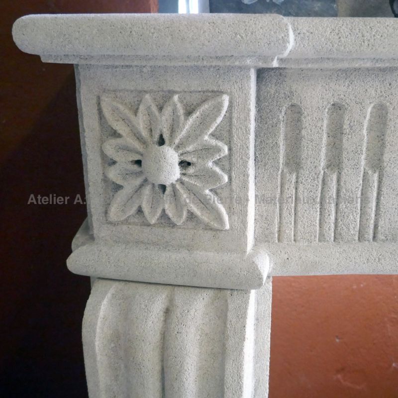 Eye catching detail hand-sculpted on the lintel of this Louis XVI fireplace in stone - Atelier Alain BIDAL (Provence)