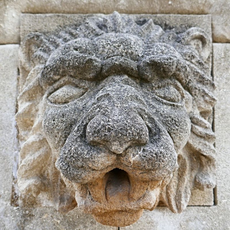 Lion sculpté sur la colonne de notre fontaine de jardin en pierre naturelle de grande dimension  - Atelier Alain BIDAL (Provence)