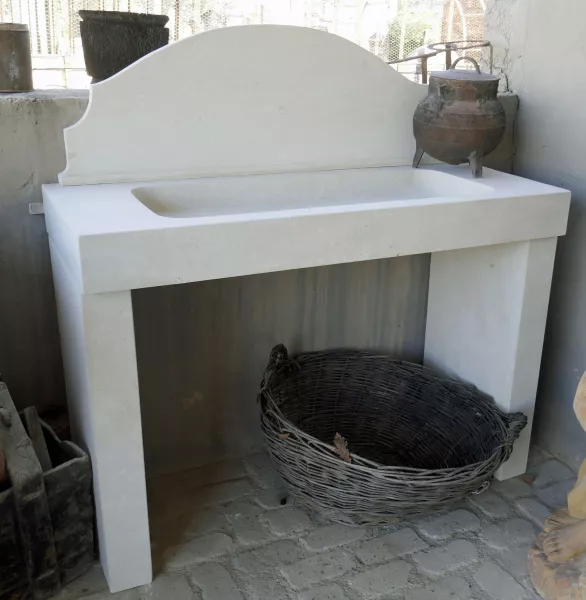 Évier de cuisine en pierre de taille pour aménager avec charme votre cuisine - Atelier Alain BIDAL, Provence