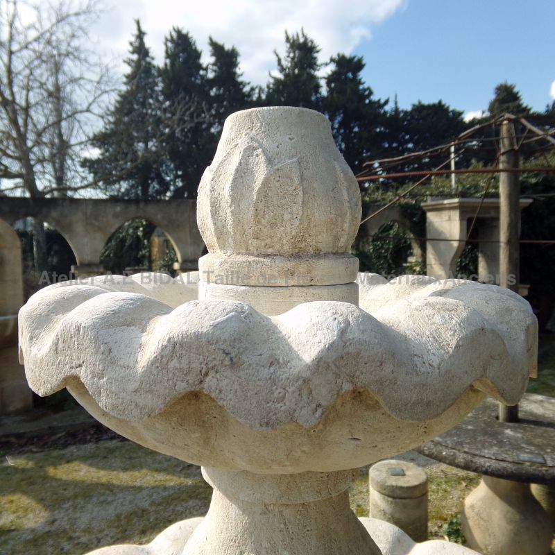 Fontaine centrale en pierre d’Avy à trois vasques à débordement - Atelier Alain BIDAL (Provence)