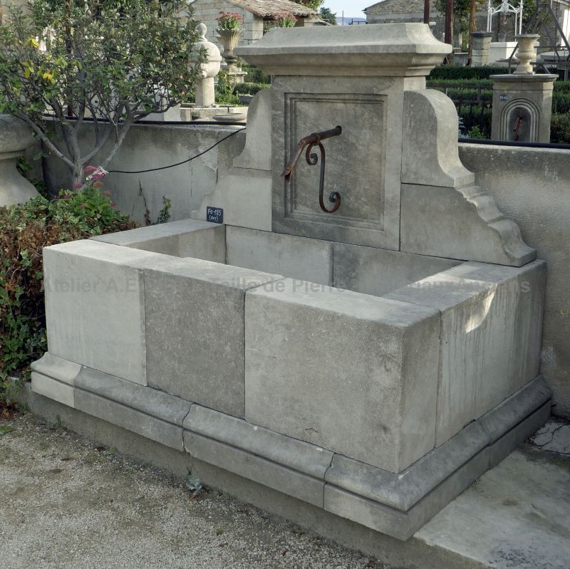 Provencal decorative fountain for a beautiful landscaping on sale at Alain Bidal, Isle sur Sorgue.