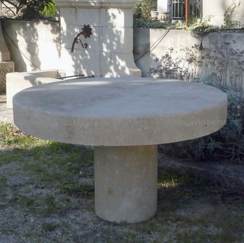 Table de jardin en pierre  : une charmante et robuste table en pierre pour aménager votre extérieur