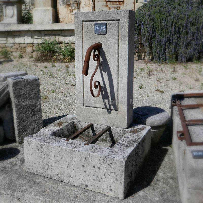Beautiful water feature in natural stone by our stone mason : Atelier Alain BIDAL (Provence)