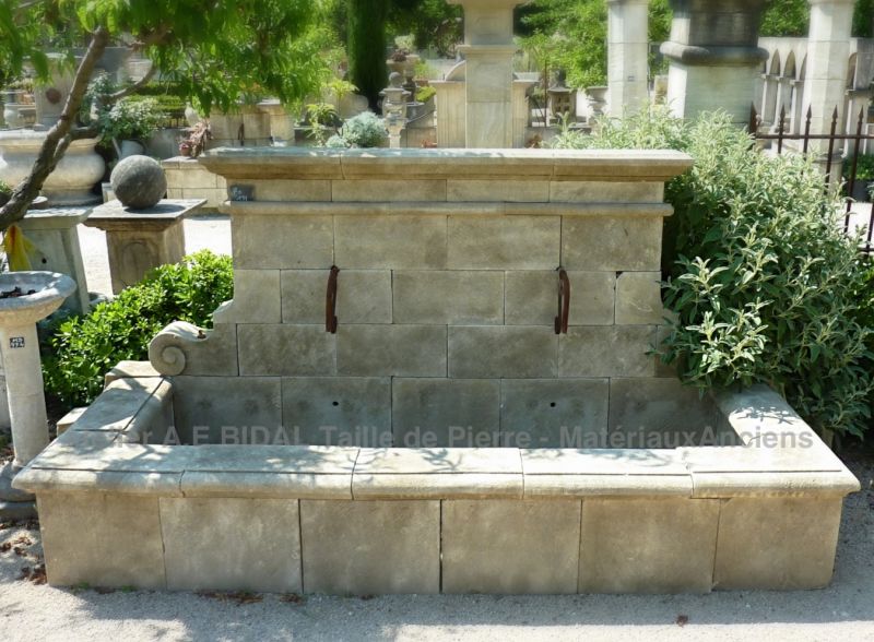 Fontaine de jardin de style rustique en pierre taillée artisanalement - signature de l'atelier Alain Bidal