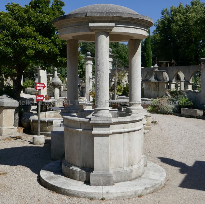 Puits en pierre naturelle avec socle, colonnes et toit en coupole - Atelier Alain BIDAL