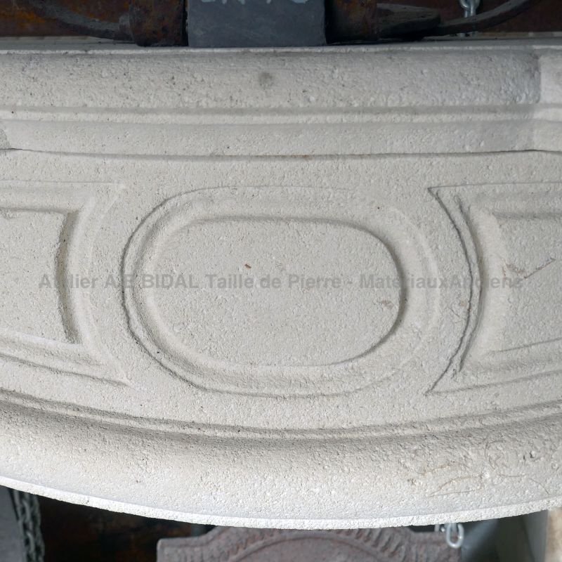 Cheminée en pierre classique inspiration de style Régence.