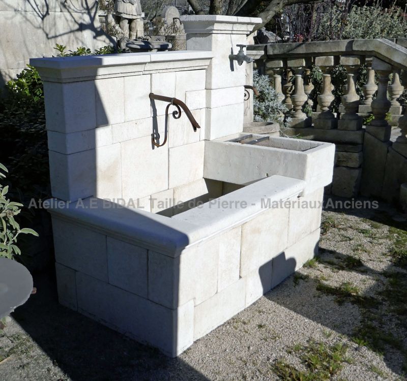 Belle fontaine de Provence confectionnée en pierre naturelle.