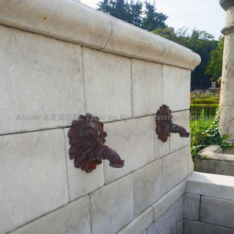 Fontaine provençale en pierre non gélive : Atelier Alain BIDAL (Provence)