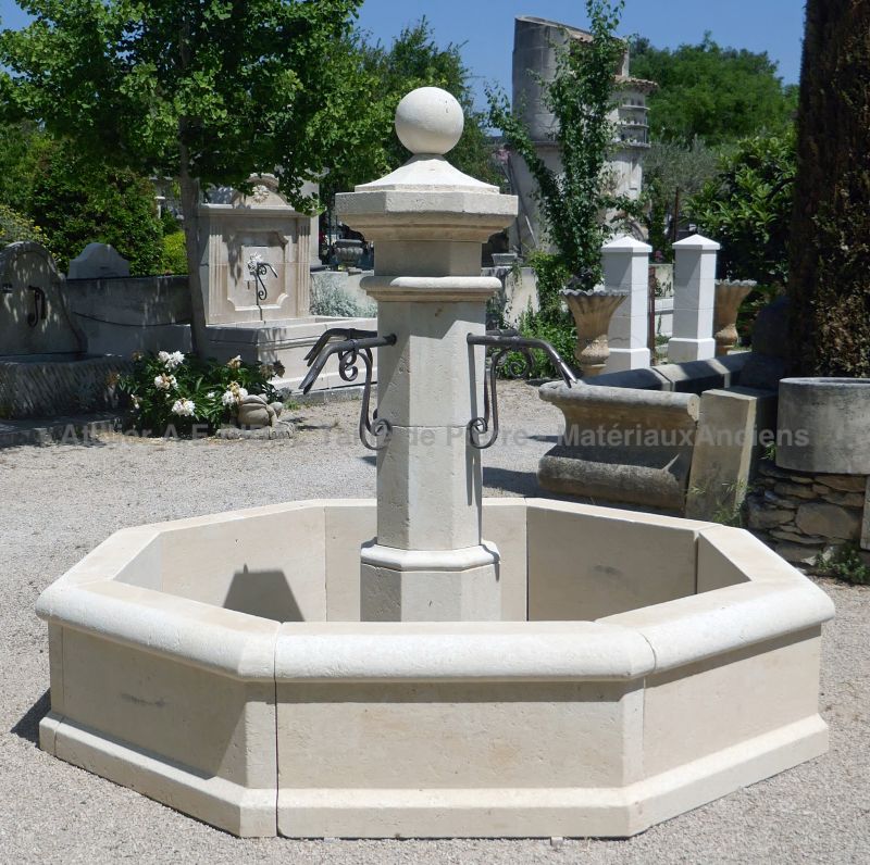 Fontaine centrale en pierre blanche de création artisanale signée Atelier Alain Bidal