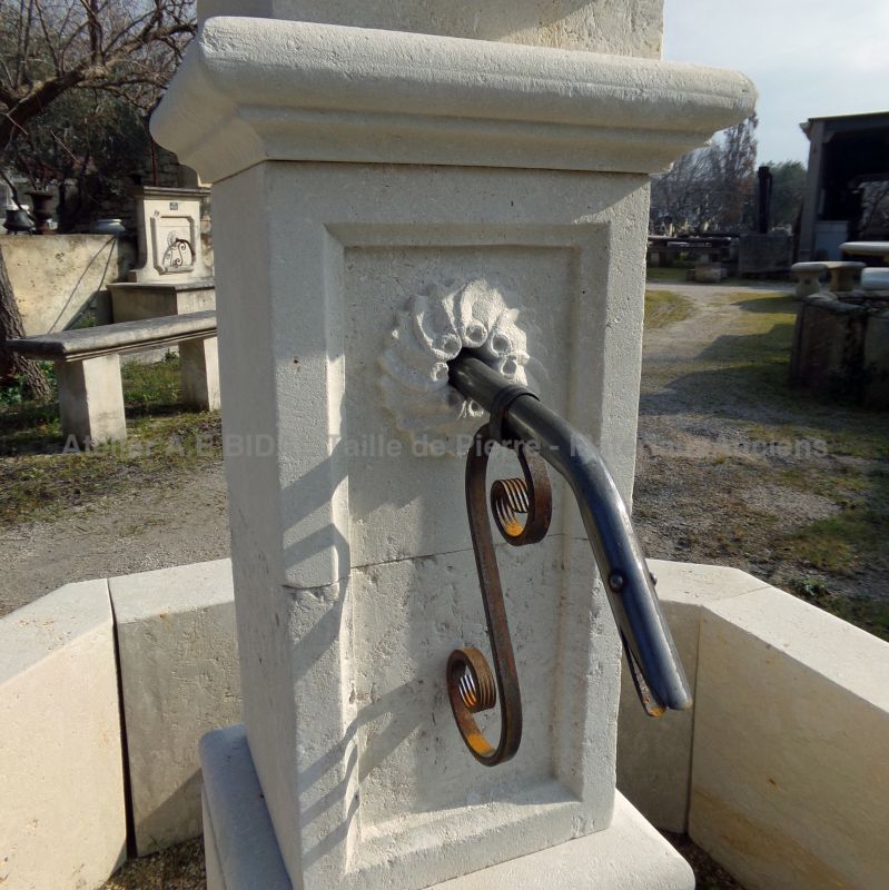 Fontaine provençale en pierre pour l'aménagement du jardin - Atelier Alain BIDAL (Provence)