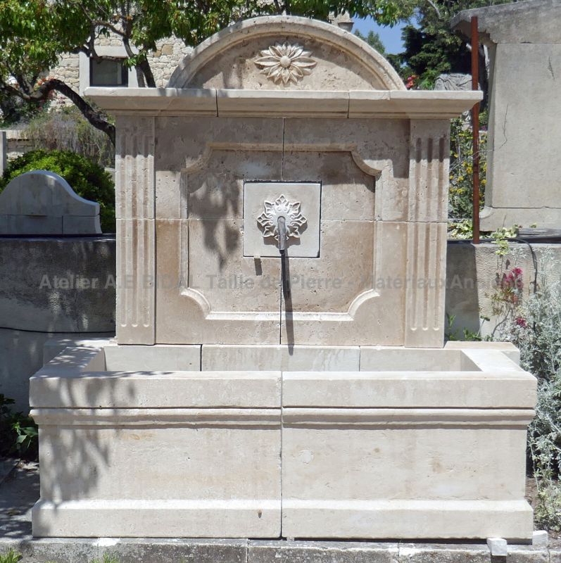 Grande fontaine murale pour l'extérieur : Elément de décoration du jardin par Atelier BIDAL