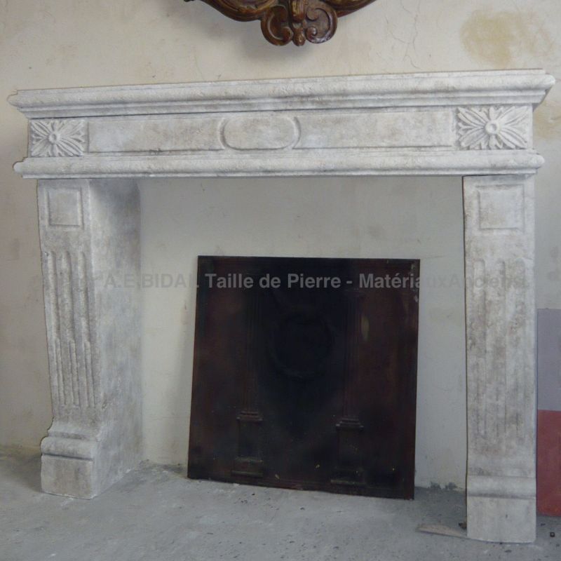 Louis XVI fireplace in Estaillades stone - Atelier Alain BIDAL (Provence)