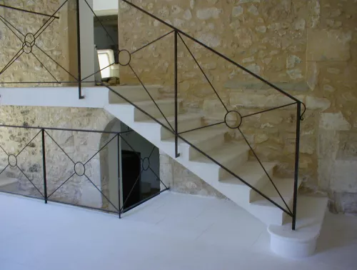 Escalier en pierre taillée de réalisation artisanale à l'Isle sur la Sorgue.