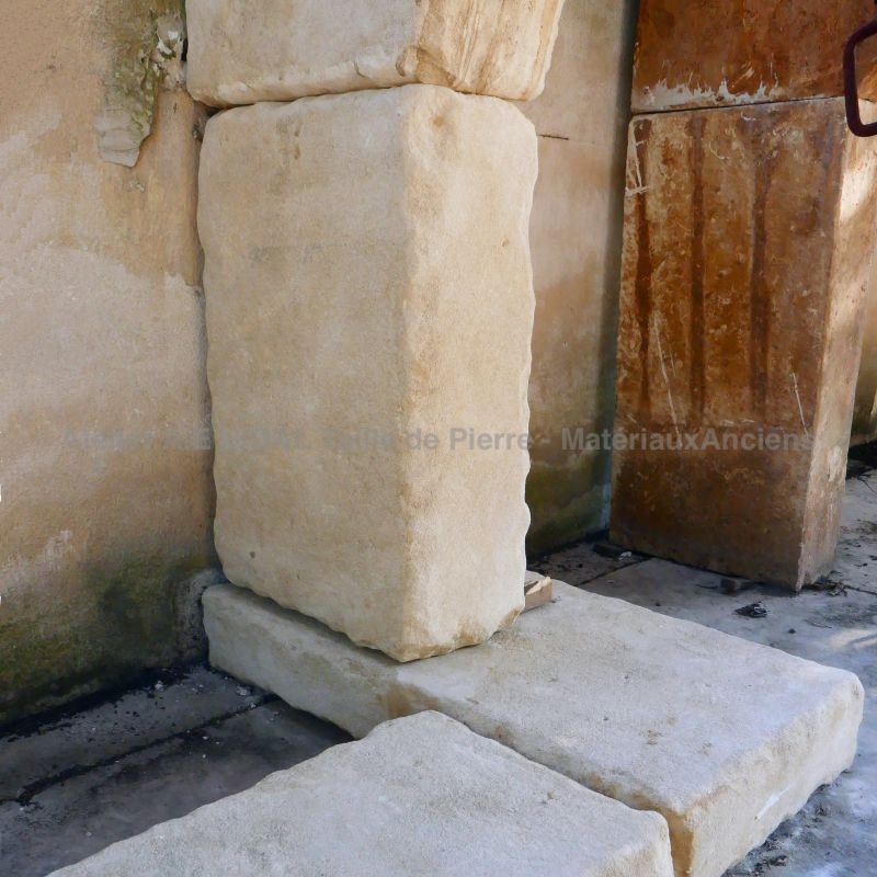 Large cheminée en pierre de style ancien par le tailleur de pierre Alain BIDAL (Provence)