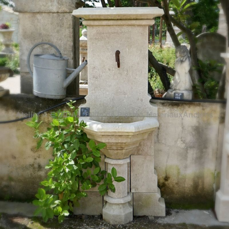 Cette élégante fontaine gothique est une fontaine décorative en pierre naturelle de l'Atelier Alain BIDAL.