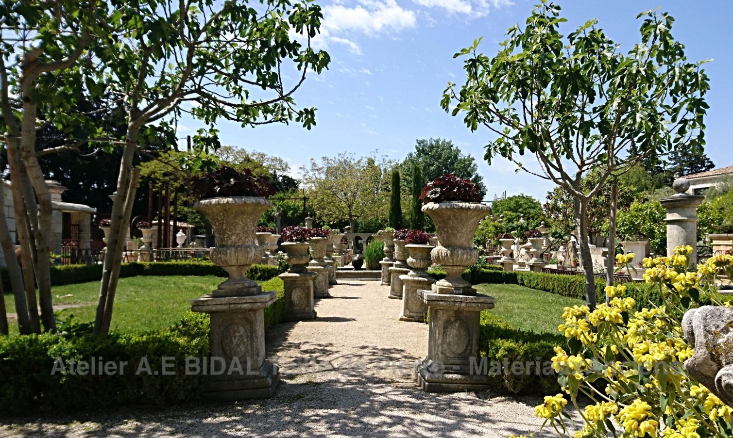 For a French garden, Alain Bidal suggest the Médici vases in stone.
